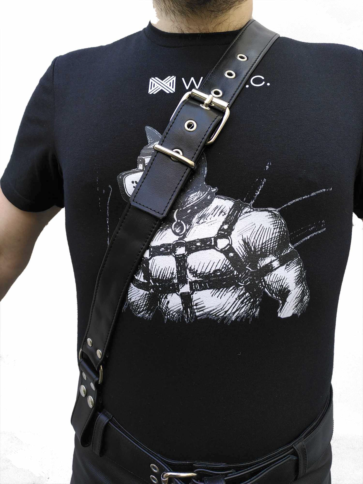 Passend zum nebenan abgebildeten Leder Policehemd ein Schultergurt in der Standard Breite 30 mm oder 40 mm und anpaßbar für 40-50 mm breite Gürtel. Aus schwarzem Rindnappaleder handgefertigt, zweilagig und rundum abgesteppt. Natürlich inklusive zwei der patenten Gürtelschlaufen, die mit Druckknöpfen direkt in den Gürtel eingeknöpft werden können, ohne den Gürtel vorher aus der Hose ziehen zu müssen.