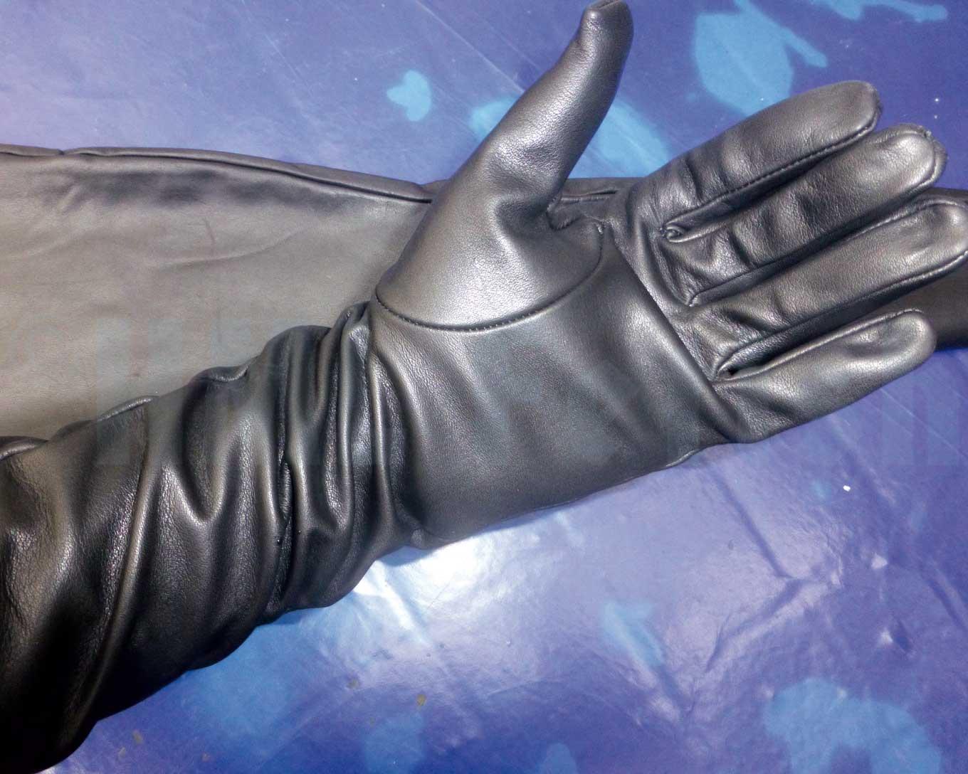 Nur bei uns: 80 cm lange Gloves umschließen Deine Arme hauteng bis über die Schultern. Auch diese Handschuhe sind ungefüttert. Zwischen Dir und der restlichen Welt befinden sich lediglich 0,7 mm feinstes, schwarzes Anilinleder.