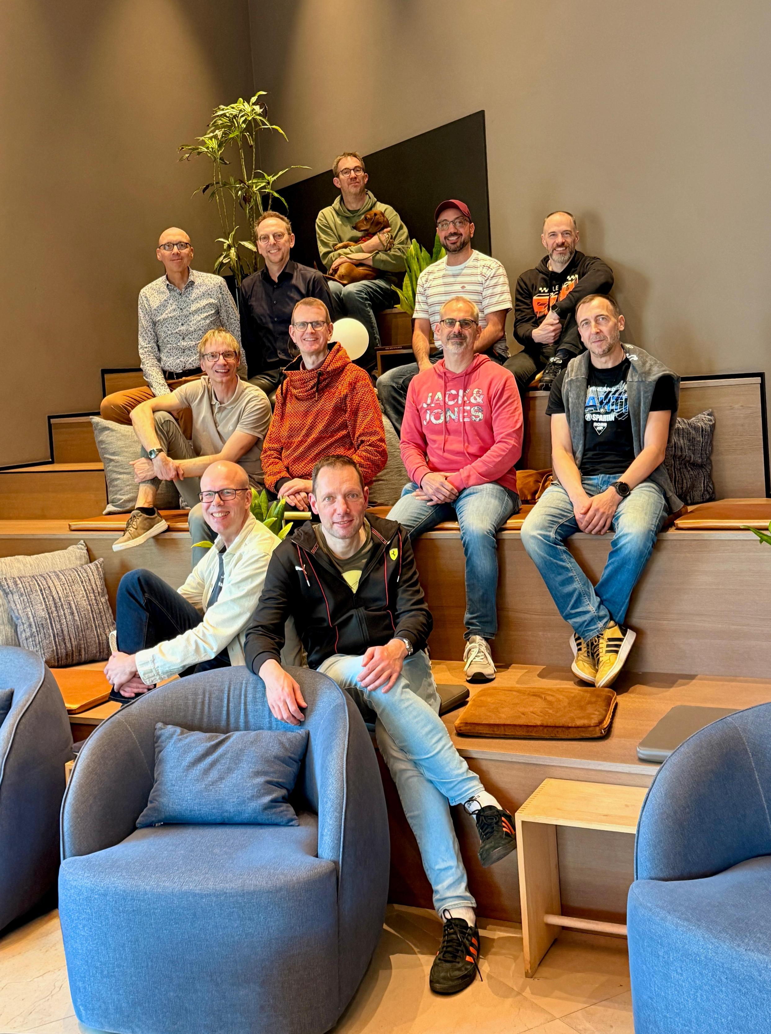 Vorstand und Regionalleitung der Motorboys sitzen hübsch beieinander.