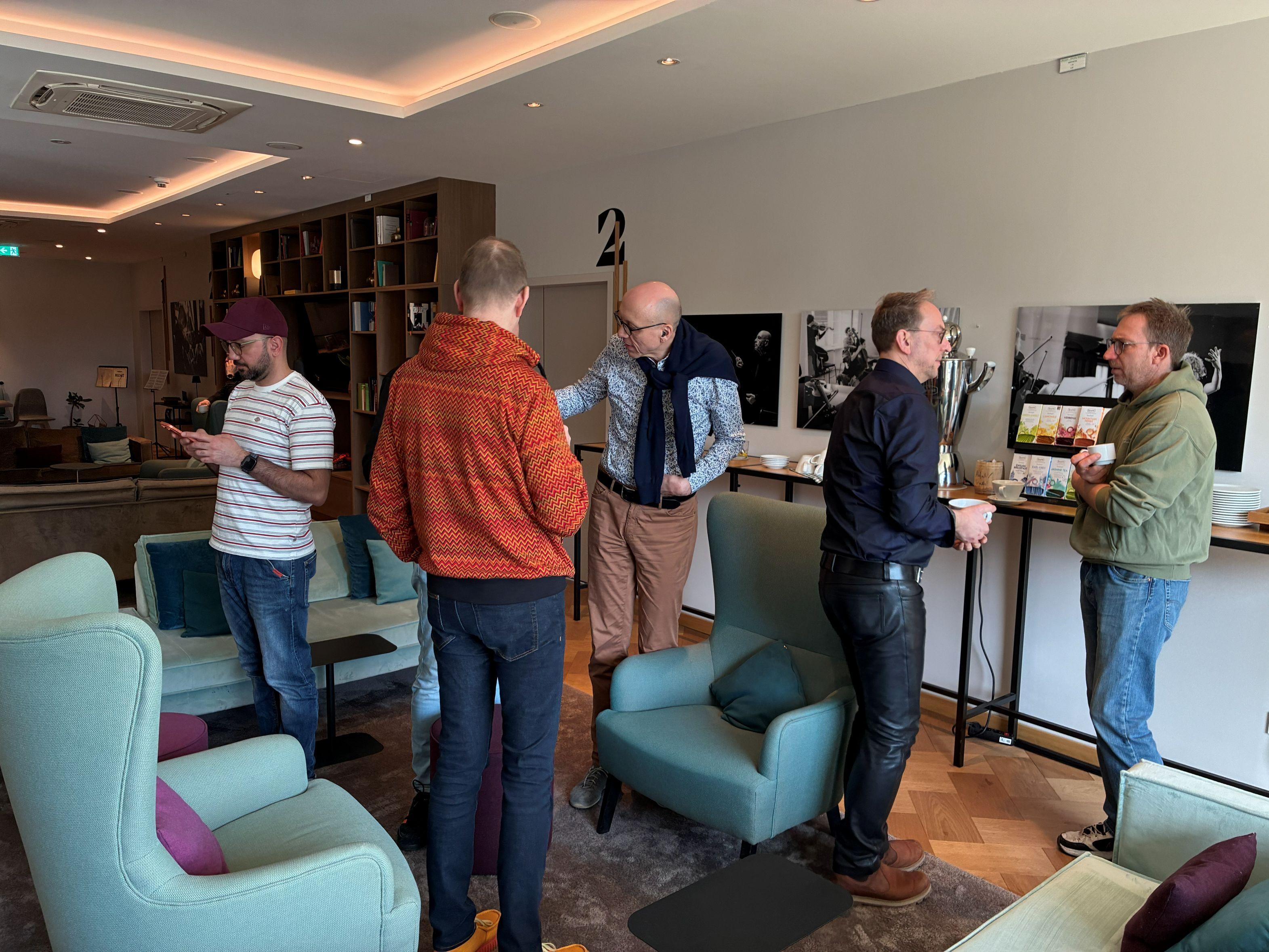 Vorstand und Regionalleitung der Motorboys legen eine Kaffeepause ein. Vereinsarbeit kann stressig sein.